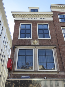 901991 Gezicht op het bovendeel van voorgevel van het pand Oudegracht 157 ('Den Gulden Coppe') te Utrecht, met centraal ...